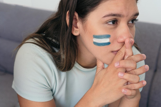 Аргентинский болельщик смотрит домашнюю игру Плохие эмоции