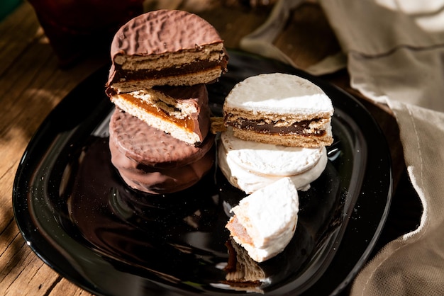 Photo argentine alfajor with chocolate and meringue filled with dulce de leche