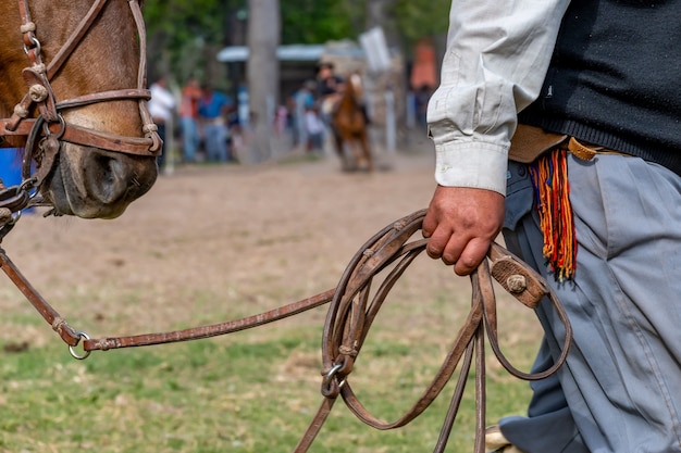 Gaucho argentino che guida un cavallo