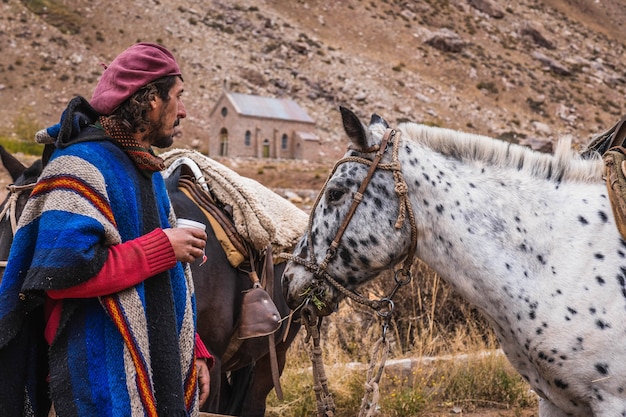 彼の馬とアルゼンチンのガウチョ