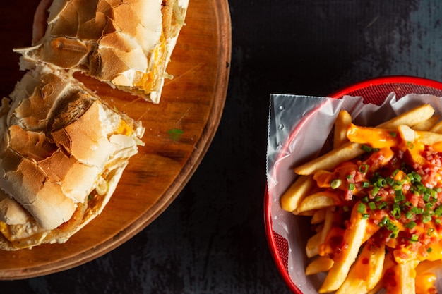 Panino argentino con patatine fritte milanesa lomito