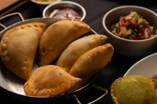 Empanada argentina servita. messa a fuoco selettiva.