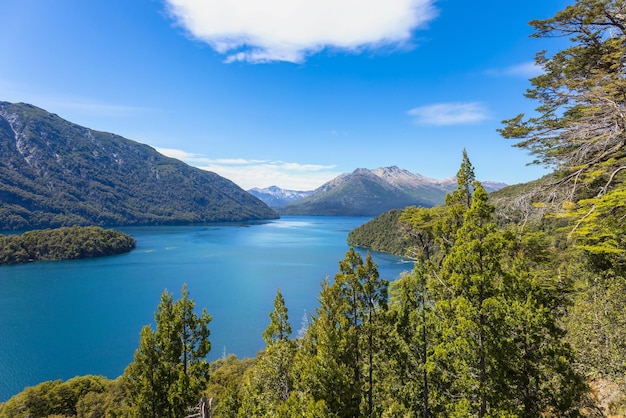 Argentinië patagonië schilderachtig panorama van isla pique huapi in het nationale park nahuel huapi