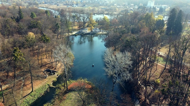 Arial drone-vlucht over meer in park op zonnige herfstdag