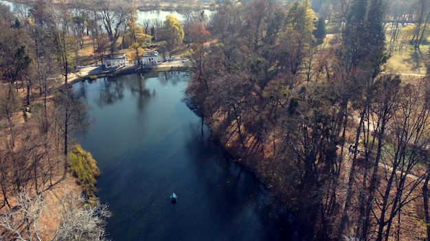 Arial drone-vlucht over meer in park op zonnige herfstdag