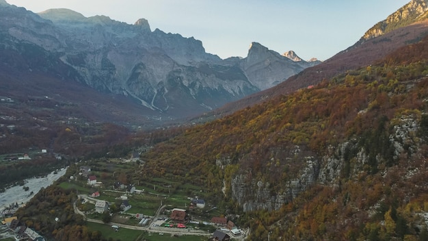 Arial-weergave van de mooie ochtend van de dorpsvallei in Albanië, geschoten vanaf een drone