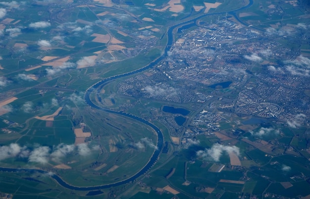 Arial zicht op de stad rotterdam vanuit het vliegtuig