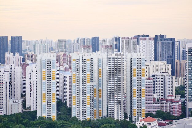 Arialmening van de zonnige dag van de stadsgebouwen van Singapore