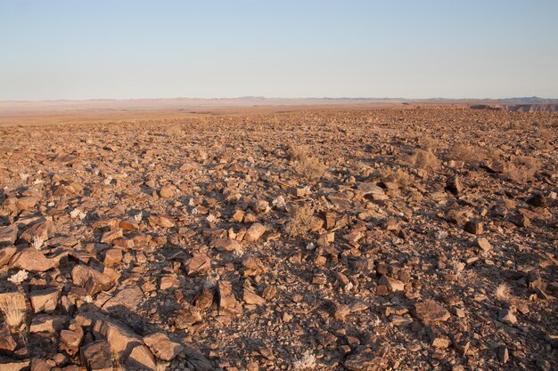 Photo arid landscape against clear sky