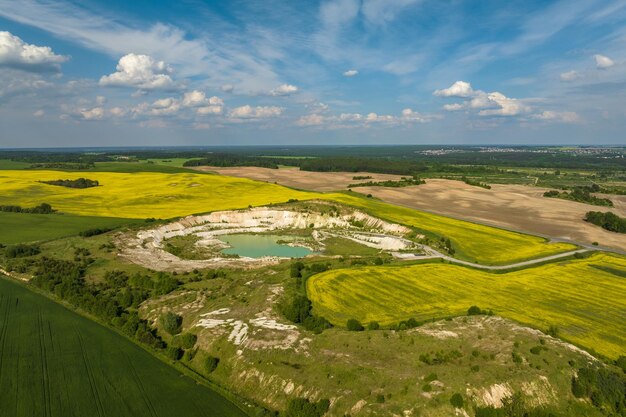 Ariel bovenaanzicht van een oude overstroomde kalksteengroeve met turkoois water