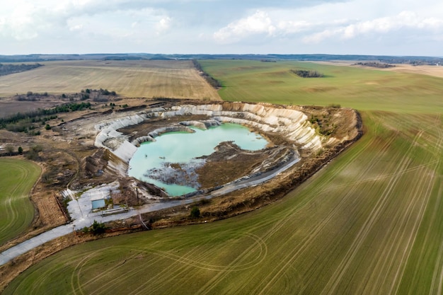 Ariel bovenaanzicht van een oude overstroomde kalksteengroeve met turkoois water