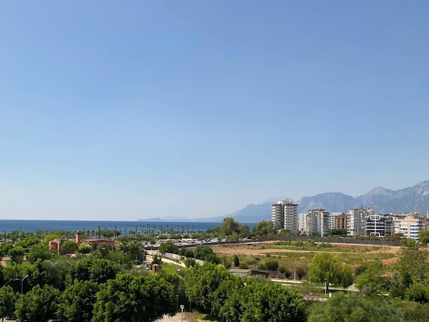 Ариэль панорамный вид на старый город и небоскребы с видом на море с гор