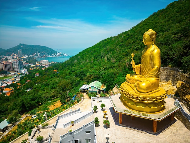 Ariel weergave Gouden Boeddhabeeld 39s hand met lotus in Chon Khong-klooster dat toeristen aantrekt om spiritueel te bezoeken in het weekend in Vung Tau Vietnam Travel concept