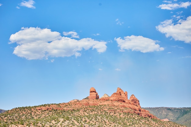 Arizona rode rots berglandschap met witte wolken en blauwe lucht