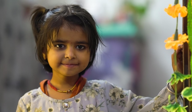 Arm klein meisje boken beeld Delhi India 6 november 2022