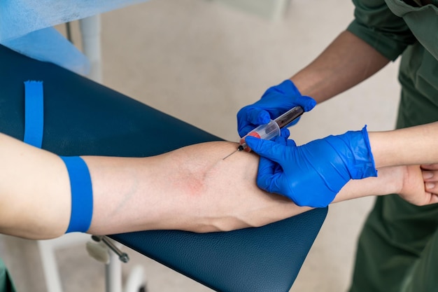 Arm medische injectie Ziekenhuisverpleegster die injectie in de hand maakt