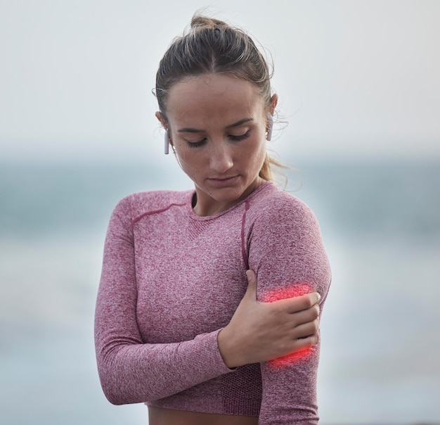 写真 腕の痛みのフィットネスと筋肉の炎症の屋外での医療運動傷害のトレーニング女性ランナーの健康とスポーツ後の自然の中での運動事故と身体の健康問題