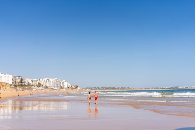 Armacao de pera algarve portogallo splendida vista sull'oceano atlantico di giorno e sulla città