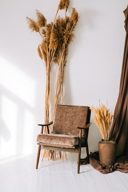 Кресло с декоративными засушенными ветками в гостиной