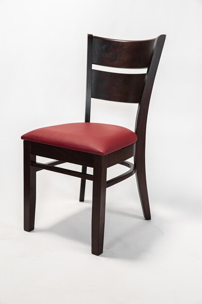 Кресла с красным кожаным сиденьем