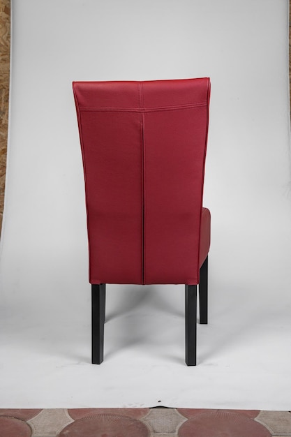 赤い革張りの座席が付いている肘掛け椅子