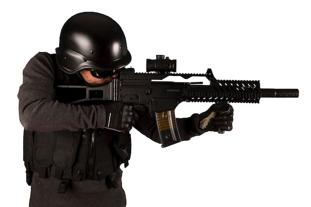 Фото Вооруженный мужчина в защитной бочке с пистолетом. изолированные на белом фоне.