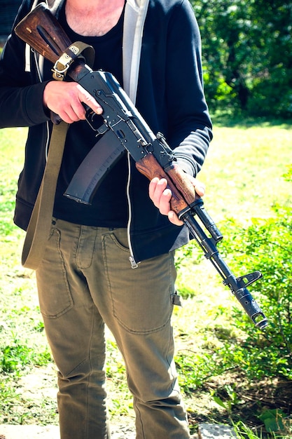 機関銃を持った武装した男 ウクライナ
