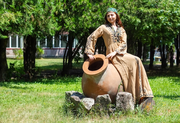 Armeense jonge vrouw in traditionele kleding in het park vrouw met traditionele kleding