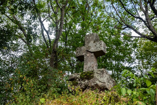 Armeense khachkars bij de oude kerk