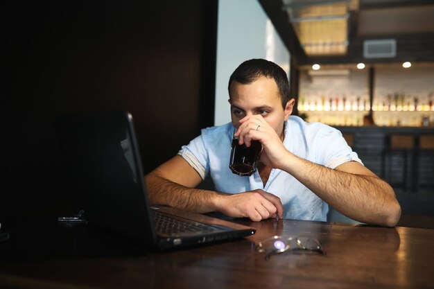 Armeense knappe man aan het werk achter laptop in café