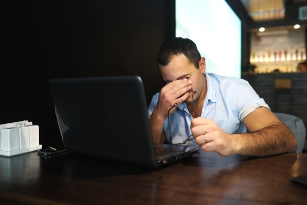 Armeense knappe man aan het werk achter laptop in café