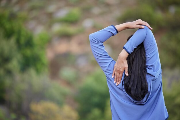 Armen strekken fitness en vrouw trainen in de natuur voor hardlopen en sporten met mockup Ochtendtraining training en hardloper terug klaar om te beginnen met atleet rennen voor gezondheid en welzijn met mock up