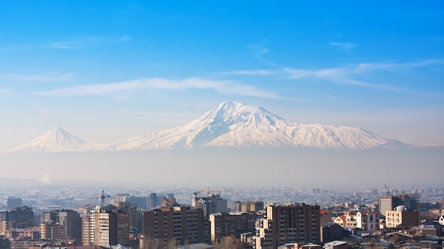 アルメニア。エレバンとアララット山の街の景色。