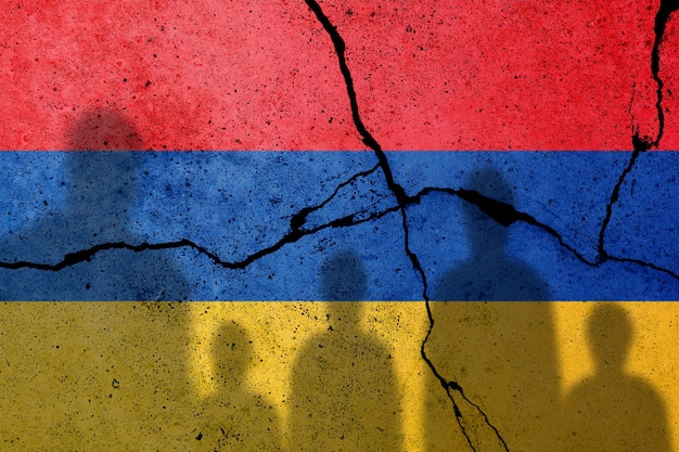 Armenië en Azerbeidzjan conflict in Nagorno-Karabach Armeense vlag op de gebarsten betonnen muur