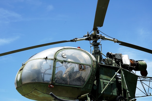 青空の背景に第二次世界大戦の軍用ヘリコプター