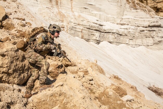 Foto ranger dell'esercito in montagna