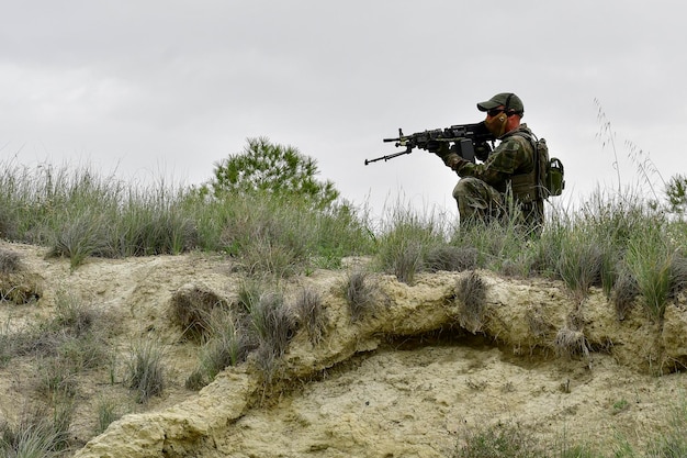 Army soldier performing military maneuvers on the battlefield