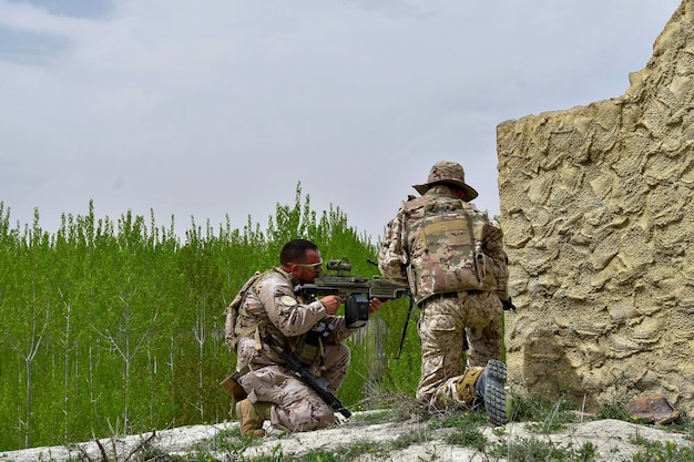 Солдат армии выполняет военные маневры на поле боя