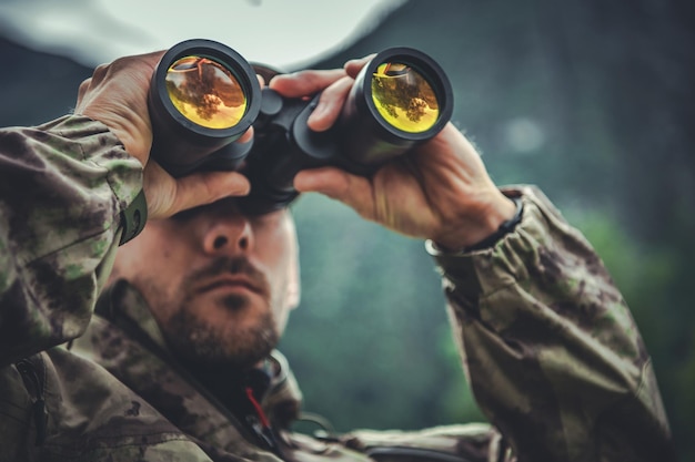 Photo army soldier with binoculars