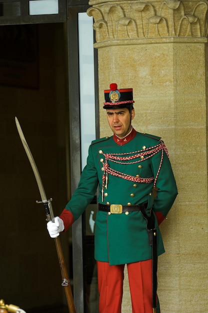 Photo army soldier with gun outside building