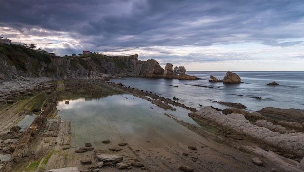 La spiaggia di arnia si trova nel parco naturale delle dune di liencres e costa quebrada in spagna