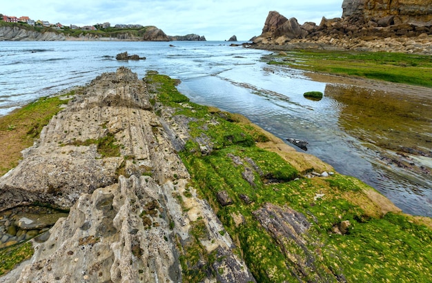 Arnia Beach (Испания) Ландшафт береговой линии Атлантического океана.