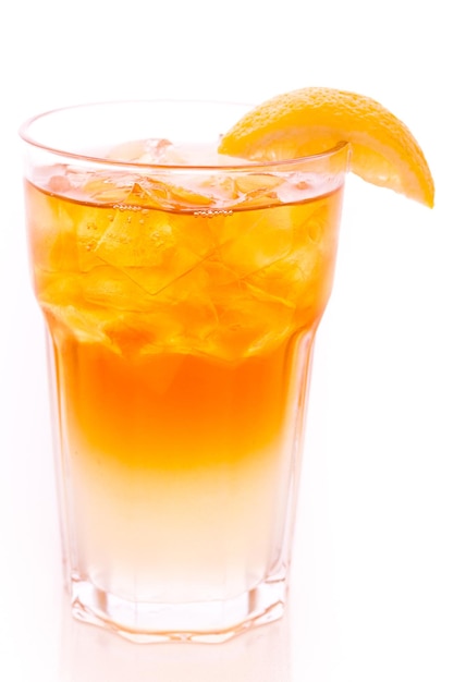 Bevanda fredda arnold palmer con fetta di limone.