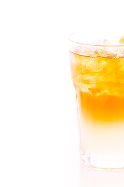 Bevanda fredda arnold palmer con fetta di limone.