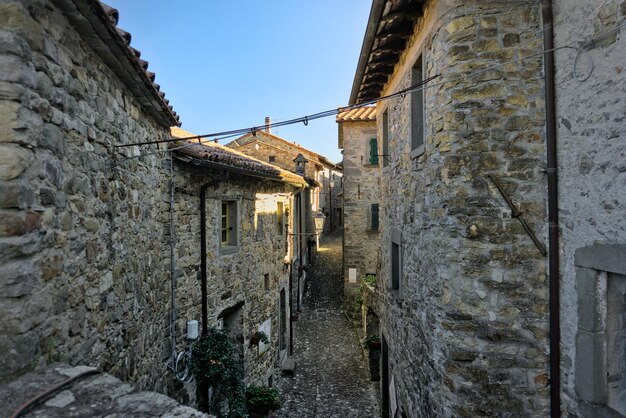 Foto una strada in un piccolo villaggio medievale negli appennini