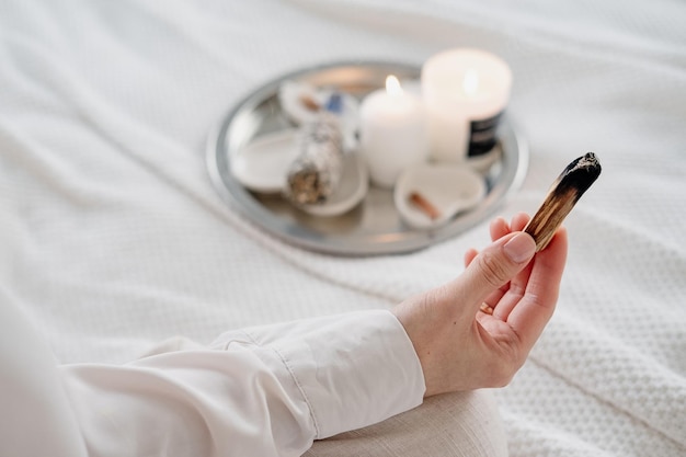 Aroma diffuser brandende kaarsen op een metalen dienblad op de vensterbank Concept van rituelen meditaties