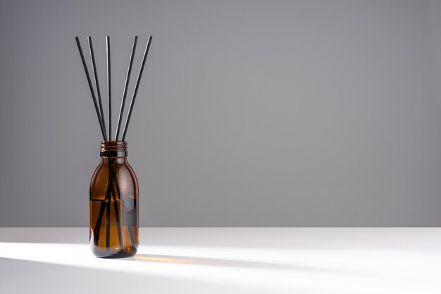 Foto aroma diffuser met essentiële olie in een amberbruin glazen fles geestelijke gezondheidsproducten kopieerruimte