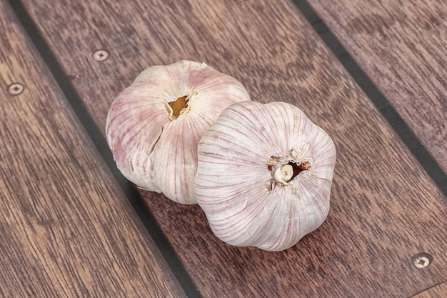 요리 하기 위한 두 개의 마늘 을 향신료 로 사용