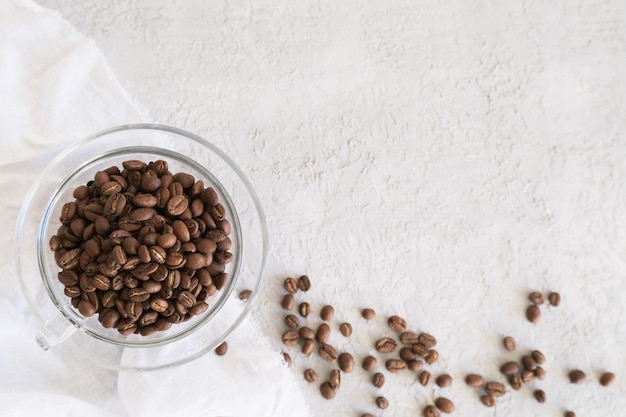 Aromaframe fot tekst gemaakt van glas koffie bonen op grijze achtergrond