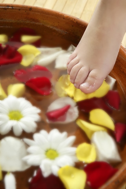 Foto aromatherapie, bloemenvoetenbad, rozenblaadje